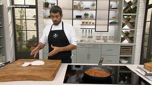 ¿Sabes cómo preparar correctamente el choco? Enrique Sánchez te guía paso a paso en la preparación de este delicioso cefalópodo. rocear el choco en dados pequeños e incorporar al sofrito. Dejar cocinar unos minutos; removiendo de vez en cuando. Extracto del Programa Cómetelo del 13/08/2024. #recetas #recetasfaciles #PreparandoChoco #TrucosDeCocina #RecetasDeMar | Malaspulgas Café Tapas