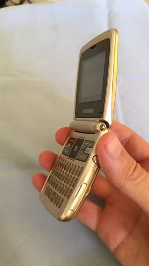 203K views · 2.6K reactions | Qwerty Flip Phone #cellphone #keyboard #retro | ToonDesk | Facebook