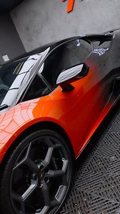 😱OMG‼️ 是 Dual tone color 的 Lamborghini Huracan 啊啊啊啊啊！😍🤩 要不是拆车再喷漆的，要不然怎样做到？？？可是这辆是Lamborghini叻，打死我都不敢拆啦！多亏有👉 #7A彩色纤维车漆防护膜 我们可以实现车主的愿望了～ 🚗 传统 Car Wrap？OUT 了！#7A彩色纤维车漆防护膜 才是领域新星！ 市面上的 car wrap 只是单纯的颜色贴膜，完全没有任何保护作用，而且在短时间内容易出现起边、褪色、开裂等问题。而 #7A彩色纤维车漆防护膜 采用8.5mil 先进材质，不仅耐用，还能抵御紫外线、酸雨腐蚀、刮伤、石击等外部损害，让爱车长期保持完美状态！ 🔧 喷漆需要拆车？太危险！我们做到NO拆车，NO零件问题！ 喷漆虽然可以改色，但必须拆卸车身部件，不只费时费工，还可能导致零件松动、异响，甚至影响车身结构！#7A彩色纤维车漆防护膜 无需拆车，即可让爱车焕然一新，100% 保留原厂品质，彻底解决拆车改色的顾虑。👏 — 【#7A彩色纤维车漆防护膜 产品功能】 🔰 实现你想为爱车改色 防护的梦想 🔰 超过200款原厂车漆颜色