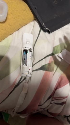 Dum tutorial on how to put on wiimote jacket and insert batteries