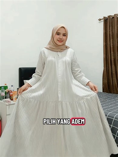 model gamis masa kini simpel elegan dengan bahan rayon yang ringan dan adem, dipakai seharian tanpa rasa gerah. Desain salur bikin tampilan rapi dan effortless. #gamisjumbo #gamislebaran #gamiskekinian #fyp #gamissalur