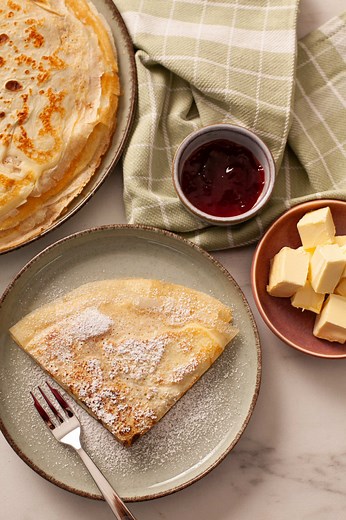 Vandaag gaan we even back to basics 🥞 Ik toon jullie hoe je perfecte pannenkoeken maakt die extra lekker en dun zijn. Dit is het basisrecept voor heerlijke huisgemaakte pannenkoeken waar iedereen van houdt 🤍 Ingrediënten voor klassieke pannenkoeken: *Zelfrijzend bakmeel 250 g *Vanillesuiker 2 zakjes *Snuifje zout *Eieren 4 *Melk 700 ml *Olie of boter 2 eetlepels *Boter om te bakken #vlaams #nederlands #belgië #gemakkelijkerecepten