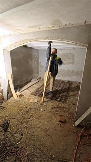 Lisa & Oli | Vom Messiehaus zum Traumhaus on Instagram: "Dieses Kabeltrommel Wirrwarr! Jede. Woche. Aufs. Neue! 🤯ist das nur auf unserer Baustelle so oder bei euch auch? Alle paar Tage räumen wir diese Bruchbude wieder auf und irgendwie ist es wie mit Kinderspielzeug: 20 Minuten später sieht das Zimmer wieder genauso aus. Oli verrät, wie es in unserem Keller mit den drei Räumen jetzt weitergehen wird. Das Video wird noch einen Teil 2 haben, haltet gerne die Augen offen. Und in ein paar Monaten