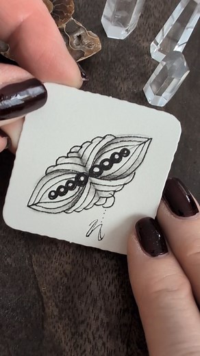 ℕ𝕒𝕚𝕕𝕚𝕫 by Anouck Roussarie Anouck combined #Naida by Stefanie Jennifer and #Buldiz by Stephanie Bordeaux to create this beautifully flowing tangle — Naidiz. I drew it for the very first time while recording this reel, and it just flowed straight from my pen. Whether you use it as a monotangle or a border, it adds such an elegant touch to any composition. How do you like it? #zentangle #tangleart #naidiz #stepout #zentanglemethod #artmeditation #mindfuldrawing #creativeflow #zenart #monotang