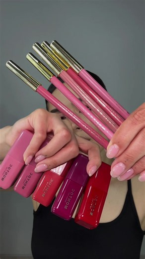 En Montoc cada día de la semana tiene un color, por eso nuestros Lippie Checks tienen 5 tonos para acompañarte según tu mood. 💄✨ Sí, tenemos nueva presentación, pero la fórmula sigue siendo la misma que ya amas. 💖 ¿Hoy cuál te vas a aplicar? 🌈 #lipcombo #makeup #girls #montoc