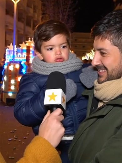 ✨ Un pobre niño se queda sin caramelos en las cabalgatas de los reyes magos #reyesmagos #navidad #viral #niño #parati