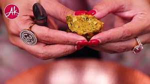 Lila Lasan Na Muthiya is a winter favorite in my home, made 2-3 times a week with fresh green garlic. There’s nothing better than enjoying this flavorful snack with hot tea on chilly evenings—try it, and you’ll love it! LILA LASAN NA MUTHIYA CHEF AANAL KOTAK INGREDIENTS FOR DOUGH: • 1/4 cup Whole Wheat Flour (Jada Ghehu ka Aata) • 1 tbsp Oil • 1 cup Wheat Flour • 1/4 cup Gram Flour (Besan) • 1 tsp Green Chili Paste • 1 tsp Crushed Ginger • 1 tsp Crushed Garlic • 1/4 cup finely chopped White Part