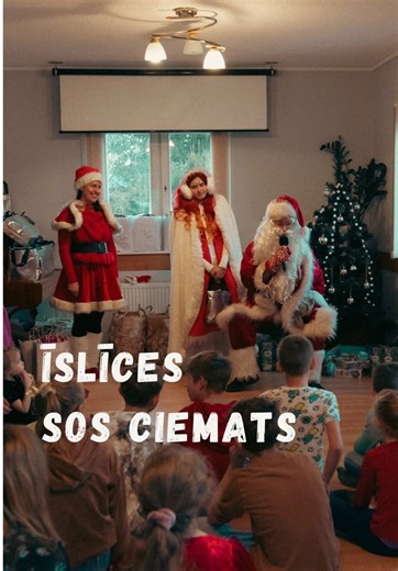 29. decembrī Santa Klausa sieva un @ZIEMASSVĒTKU VECĪTIS Sandijs devās uz Īslīces SOS ciematu, lai ar pārsteigumiem, rotaļām un dāvanām iepriecinātu 47 bērnus un SOS ciemata mammas.🧡 Pasākuma mērķis bija radīt īstu svētku sajūtu un sniegt emocionālu atbalstu gan bērniem, gan pieaugušajiem laikā, kad kopā būšana ir īpaši nozīmīga. 🙌 Santa Klausa sievas labdarības kampaņas ietvaros bērniem dāvanas tika atvestas ar simboliskajām Santa Klausa sievas kamanām. 🤶🏼 🎁 Pateicoties @Nordcrunch rūķiem,
