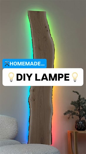 annonce💡 DIY-LAMPE 💡 Nu hvor jeg viser egetræ, så kan I næsten regne ud, at det her er en af mine yndlings-DIY’s 😄 En stor egetræsplanke, masser af varme og en løsning, der både er enkel og super personlig. Vi manglede lidt ekstra hyggebelysning i stuen – og løsningen blev denne DIY-lampe, som både er nem at tilpasse og giver max stemning ✨ Bonus: Udtrykket kan ændres løbende, alt efter hvilken farve man sætter på 🥰 Du bestemmer selv looket: Træ, metal, sten, kunst, billeder i række eller pl