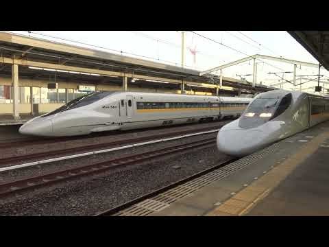 徳山駅に並んだひかりレールスター700系で運行する山陽新幹線こだまの上下線（上りは出発）