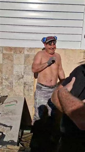 ⭐ Étoiles de Mer du Canada – Centre officiel de formation douteuse 🇨🇦🤣 Aujourd’hui, cours pratique : 💧 Comment enlever une bulle d’un niveau Étape 1️⃣ : ouvrir le robinet Étape 2️⃣ : tourner le niveau très très fort Étape 3️⃣ : ignorer l’eau qui coule partout Résultat ❌ : la bulle est toujours là Résultat ✅ : un apprenti trempé, une équipe pliée de rire 😂 Le chantier, mais avec des étoiles ⭐⭐ #EtoilesDeMerDuCanada #PrankLegend #ApprentiLife #ChantierFun #BTPTikTok