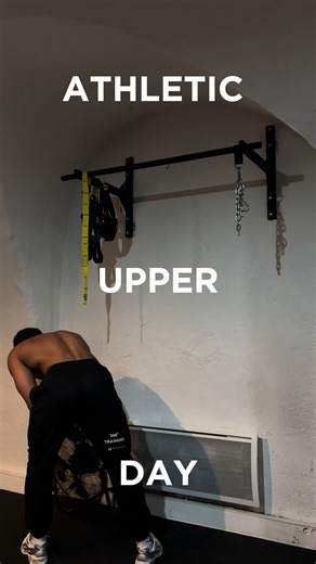 ATHLETIC UPPER DAY 👇🏽 Objectif de la séance / Goal: 🎯 Stabilité & Hypertrophie – Stability & Hypertrophy On développe un haut du corps solide, stable et contrôlé / Building a strong, stable and well-controlled upper body. Workout : Plyo push up Pendlay row Kneeling landmine shoulder press Bench press Pull ups Russian twist Planche haute rowing / High plank row Élévations latérales / Lateral raises 💬 Si t’as des questions, écris en commentaire / Drop a comment if you have questions ——— 💡 Oub