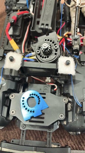 Installing aluminum motor mount in my Traxxas trx 4 #rc #traxxasxmaxx #traxxaserevo