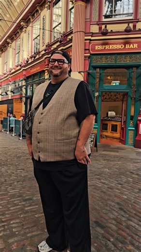 Stell dir vor du hast nen eigenen Soap Vorspann. Meiner würd wahrscheinlich so aussehen. . Imagine you have your own sitcom opening credits ✌️ Maybe mine would look like that! . #DANCEHASNOSIZE #london | Chris Fandrey