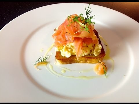 Rührei auf Vollkorntoast mit Räuchlachs