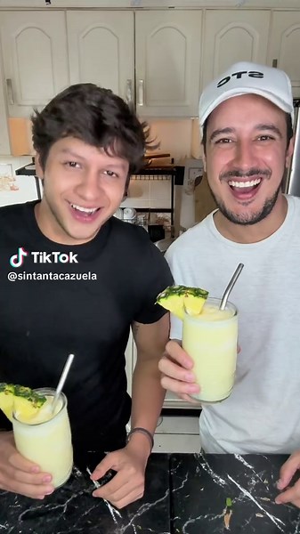 🍍 🥥 Esta Piña Colada Frozen está perfecta para estos calorones mi brother, obviamente para que no te queee ni un hielito sin triturar te recomendamos usar tu licuadora Oster, pura potencia 🔥 ✅CANTIDADES: \t•\t2 tazas de hielo (bien picadito si podés) \t•\t1 tazas de piña (natural en trozos o congelada) \t•\t1/2 taza de crema de coco \t•\t1 taza de jugo de piña \t•\t2 oz de ron blanco (nosotros le pusimos 16) #Oster #PiñaColada #ElSalvador #FoodiesSV