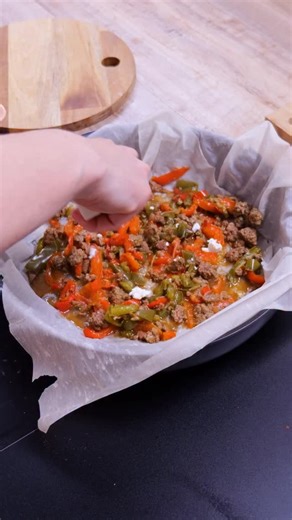 Cette tarte filo au bœuf et aux poivrons réuni tout un tas de bonnes choses pour faire du bien à votre corps et à votre estomac 🫑 🥩 Ingrédients de la recette : 6 feuilles de pâte filo 1 poivron vert 1 poivron jaune 1 poivron rouge 1 oignon rouge 1 tête d’ail 150g de féta 150g bœuf haché (5% de MG) Huile d’olive Sel / Poivre Déroulé : Laver et épépiner les poivrons et les couper en lamelles Couper l’oignon rouge en lamelle Râper une gousse d’ail Dans une poêle chaude, verser un filet d’huile d’