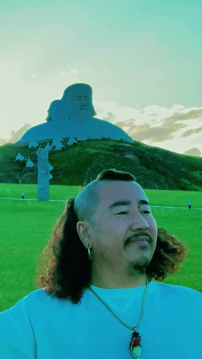 Bada, the inheritor of Mongolian Humai, sings hymns, and this song is called White Horse Praise.