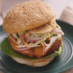5.3K views · 202 reactions | Put a plant-based spin on your next cookout menu with the BBQ Beyond Burger. Full Recipe  https://bit.ly/3f8JT0r | Beyond Meat | Facebook