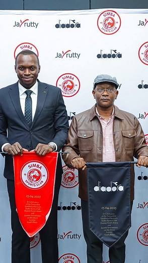 Jopo la Wataalamu ambao wamesafiri kutoka 88.5 CloudsFM Mikocheni 🇹🇿 hadi 27 SA 🇿🇦 @shaffihdauda_tz na @mkazuzutza wameudadavua kitaalamu utambulisho uliofanywa hii leo na Kampuni ya Diodora kukabidhiwa jukumu la uzalishaji wa Jezi za Simba Ikumbukwe hii ni baada ya Simba kuingia mkataba na Kamapuni ya Jayrutty siku kadhaa nyuma ambao hii leo imemtangaza Diadora kuwa mtengenezaji rasmi wa Jezi za Simba Tafu la @tanzaniacommercialbank linaendelea kupasua anga Mjini J’burg | Clouds Media Tanza