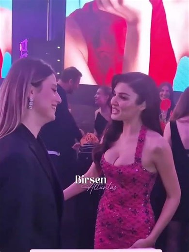 Unbelievable Glow! Hande Erçel Shines! ✨ #HandeErçel #LeylaGediz #KeremBürsin #BurakDeniz #shorts