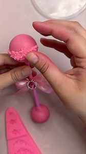 These rattle cakepops are a perfect addition for any baby shower! Seriously cute and easier to make than you thought! 🍼🐣🩵🩷 Remember to use cold cakepops for everything to be easier, if you have questions leave them down below! Cakepop recipe on my page! 💕 #cakepop #cakepoptutorial #cakepoprattles #baking #babyshower | Berrylicious Sweets