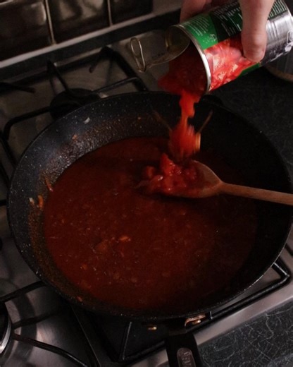 Did you know Chicken Tikka Masala was created in Glasgow? We're continuing our Scottish icons series by pairing Macsween with this delicious dish. Find the full recipe in the comments below 👇 | Macsween Haggis