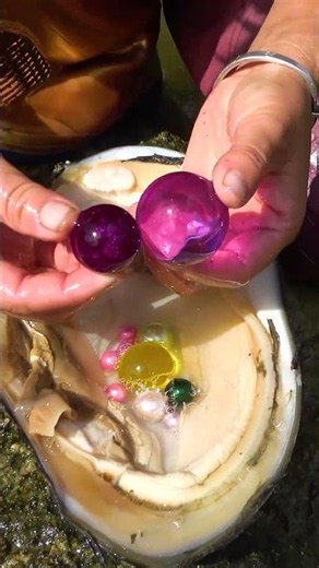 The operation of a beautiful woman picking up pearls is truly amazing