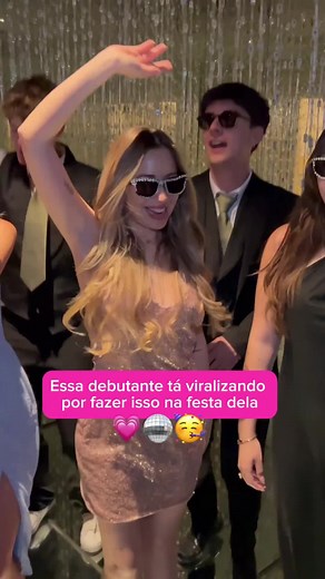 Bora Planejar | Casamentos, festas de 15 e eventos 💕 on Instagram: "Essa debutante tá viralizando com essa ideia! 👑✨ Ela fez um stand de chinelos personalizados com QR code! 🩴📲 Escaneando, os convidados acessavam o álbum de fotos compartilhado da festa 🎉 Postavam tudo lá, liberavam espaço do celular e ainda comentavam no chat privado 💬💖 Tudo com o app Dots Memories! #festa15anos #ideiafesta #dotsmemories"