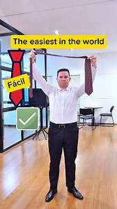 O Nó Mais Fácil do Mundo Aprenda o nó de gravata mais fácil do mundo em apenas 30 segundos. Simples, rápido e elegante — perfeito para advogados, empresários, noivos e qualquer homem que deseja parecer profissional sem complicação. Esse é o método Gravata Fácil (Easy Tie). Se quiser melhorar sua imagem profissional, elegância e estilo, siga o perfil e deixe seu like. //////// Learn the easiest tie knot in the world in just 30 seconds. Fast, simple and clean — perfect for businessmen, lawyers, we
