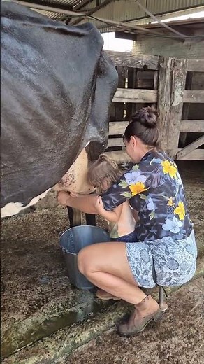 “Teaching My Daughter How to Milk a Cow 🐄 | Heartwarming Farm Life Moment”