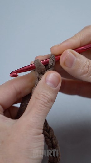 Crochet bag with a very easy stitch pattern for beginners! | Miarti - Crochet and Knitting