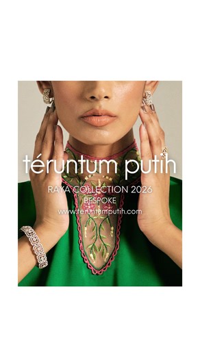 téruntum putih on Instagram: "Bespoke is Coming! 6 Looks in emblematic colors of airy sunray pleated chiffon with details handworks beaded french lace combines signature hanging-drop beads & structured tafetta with 3D statement sleeves embroidery flowers details and emerald kaftan with florals embroidery necklines. Bespoke Raya Collection 2026 adorned with @habibjewelsofficial High Jewellery Collection #OroItalia916 Gemstones of Necklace, Rings, Earrings, Brooches & Bracelets in diamonds, carnel