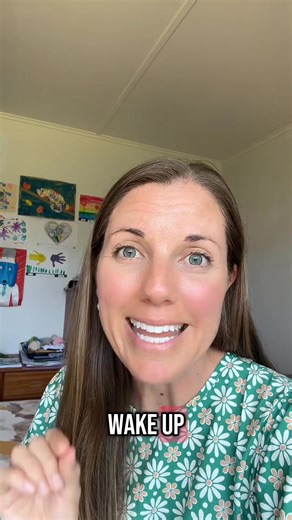 Wondering if your little one is ready to drop some or all of their overnight feeds? 🤔 . It's developmentally normal for babies to wake for 1-2 feeds overnight after the newborn stage, especially while they’re still adjusting to solids. 🍼💤 . However, not every wake is because they're hungry! . It’s important to pay attention to their sleep patterns and signs to see if it’s time for a change. . If your baby is waking multiple times a night and you're sure they're not hungry for all of those fee