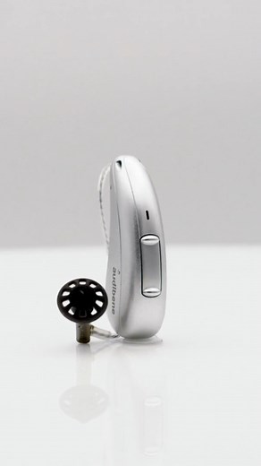 Entdecken Sie das neue audibene go HORIZON® AX Hinter-dem-Ohr-Hörgerät! 🔔 Abonnieren Sie audibeneTV für aktuelle Neuigkeiten zu den besten Hörgeräten! Das kann das audibene go HORIZON® AX: 🔋 Modernste Akku-Technologie versorgt das audibene go HORIZON® AX zuverlässig mit Energie. 📱 "Mein Modus" ermöglicht besonders aktiven Menschen mit hohen Ansprüchen ein maßgeschneidertes Hörerlebnis per App-Steuerung. 💡 Der smarte AX-Dualchip sorgt für brilliantes Sprachverstehen und das natürlichste Klang