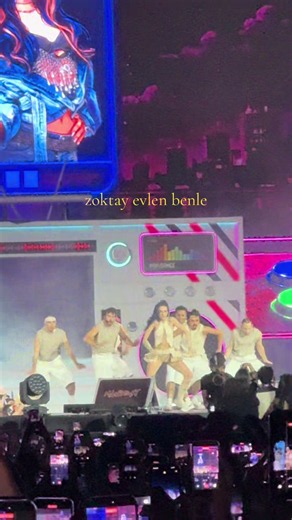 Zoktay evlen benle — Manifest konseri evlenme teklifi ve dans performansı