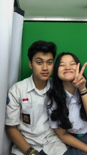 Pacaran Masa SMA: Romantis atau Kontroversial?