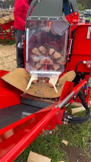 Consistent, high-quality firewood is made by choosing the right splitting blade for the log size. #FirewoodProcessor #HakkiPilke #firewoodprocessor qualityproducts factory | Hakki Pilke - Official