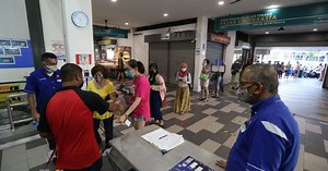 Huge turnout at Penang Markets, supermarkets ahead of lockdown [NSTTV] |