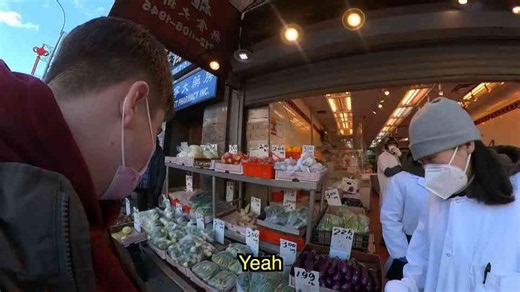 Mandarin-speaking white guy catches Chinese locals gossiping red handed
