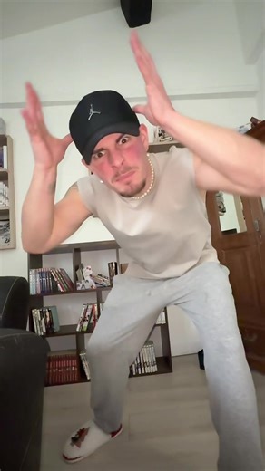 Les chaussons ça colle à la perfection non ? 😂😂😂 @LØX #goodvibe #fyp #banger #POURTOI #disney