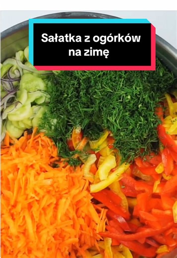 🥒✨ Sałatka z ogórków na zimę – sprawdzony HIT na każdą spiżarnię! ✨🥒 Szukasz idealnego przepisu na domową sałatkę z ogórków na zimę? Ta wersja to absolutny klasyk – pełna smaku, chrupiąca i pachnąca koperkiem! Świetna jako dodatek do obiadu, grilla czy na szybki lunch. A co najlepsze – przygotujesz ją bez zbędnych udziwnień. 💚 📌 Składniki: \t•\t5 kg ogórków gruntowych \t•\t500 g cebuli \t•\t500 g marchwi \t•\t500 g papryki \t•\t2 pęczki koperku \t•\t2 ząbki czosnku (można dodać więcej – nawe