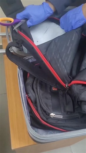 Inspectores de Aduanas destacados en el área aeroportuaria detectaron un significativo caso de transporte de dinero no declarado, tras la llegada de un pasajero de 48 años, de nacionalidad cubana y con pasaporte ecuatoriano, procedente de La Habana, Cuba. El hecho ocurrió en la Terminal 2 del Aeropuerto Internacional de Tocumen, donde la inspectora de turno consultó al viajero sobre la cantidad de efectivo que llevaba. Aunque este afirmó portar B/.5,000.00, su conducta nerviosa y el volumen de s