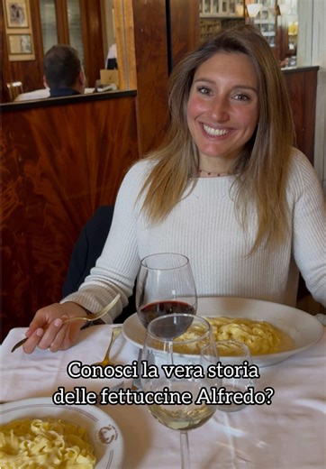 Da 4 generazioni si porta avanti la storia delle Fettuccine Alfredo. Molti non lo sanno, ma le famosissime fettuccine burro e parmigiano sono nate a Roma ben 118 anni fa. Tutto ebbe inizio nel 1908, quando Alfredo preparò questo piatto per rimettere in forze la moglie Ines dopo il parto: fu proprio lei a suggerire di inserirle nel menù del ristorante! A renderle un’icona mondiale furono però Douglas Fairbanks e Mary Pickford, due attori americani del cinema muto che, durante il loro viaggio di n