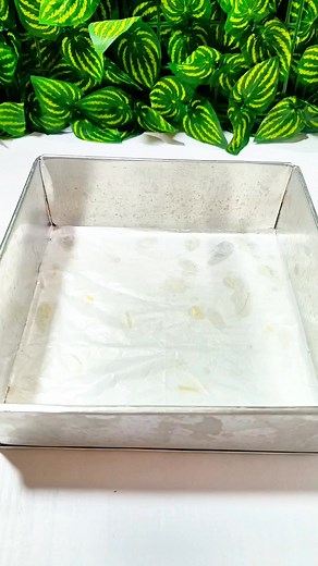 Cake Marble r motif kayu Bahan 5 butir telur 1 sdt sp 60 ml susu cair full cream 220 gr tepung terigu pro sedang 160 gr gula pasir vanili secukupnya 1/2 sdt baking powder (opsional) 150 gr margarin/ butter Pasta coklat Cara membuat 1. Kocok pakai mixer dengan metode all in one semua bahan kecuali margarin sampai putih kental dan berjejak 2. Tuang margarin yang udah dilelehkan dan aduk pakai spatula atau bisa juga pakai mixer cukup sebentar aja 3. Tambahkan pasta coklat secukupnya dan aduk cukup 