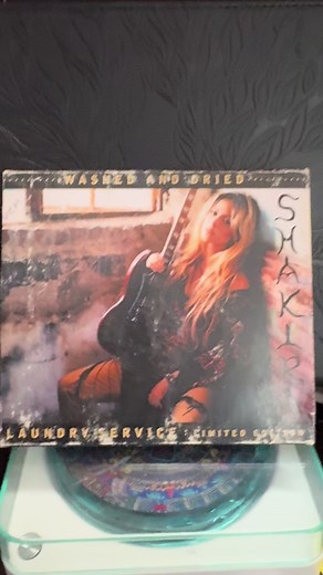 Esta joya se acaba de unir a mi colección Laundry Service: washed and Dried es una versión limitada del 5 álbum de estudio donde contiene 3 pistas adicionales y un DVD