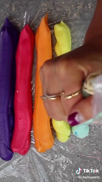 Colorful Rainbow Swirl Frosting Cupcakes Tutorial