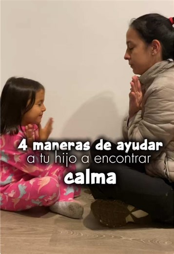 4 formas de ayudar a tu hijo a encontrar calma desde el cuerpo 🦋 Abrazo mariposa Los golpecitos suaves ayudan a ordenar emociones y darle seguridad a su cuerpo cuando todo se siente intenso. 🌳 El árbol que se mueve Balancearse activa el equilibrio emocional y lo trae de vuelta al presente sin necesidad de hablar. 🔄 Giros del cuerpo Liberan tensión y permiten descargar el estrés acumulado antes de que explote en llanto o rabieta. 🦵 Piernas en la pared Baja la activación del cuerpo, favorece e