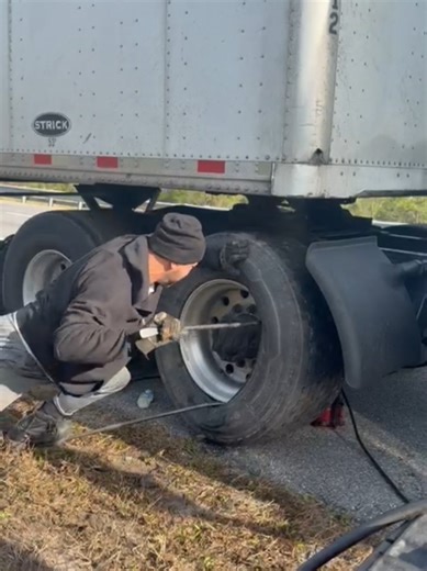 Super Single Replaced Roadside in Minutes Shredded super single replaced on-site in minutes. This is field-mounted heavy-duty roadside service — different scope, different standards. #RoadsideService #HeavyDutyTires #MobileTireService #TruckLife #OnTheRoad