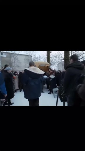 @slova.patsann on Instagram: "日本利用压电瓷砖将脚步转化为电能。这些瓷砖捕捉来自你脚步的动能。当你行走时，你的重量和动作会对瓷砖产生压力。瓷砖会轻微弯曲，从而产生机械应力。瓷砖内部的压电材料将这种应力转化为电能。每一步都会产生少量电荷，而数百万步结合在一起就能产生足够的电力来驱动 LED 灯、数字显示屏和传感器。在像涩谷车站这样繁忙的地方，每天大约有 240 万个脚步为这一系统作出贡献。这些电能可以被储存或立即使用，从而减少对传统电力来源的依赖，并支持可持续的城市基础设施。这种方法将日常运动转化为实用的可再生能源 #日本 #知识 #事实 #你知道吗 #推荐 科技 创新 历史 技术 实验 热门"